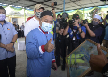 TUAN Ibrahim Tuan Man melakukan gimik perasmian pada Program "Jom Turun Sungai bagi Menghargai Air" sempena sambutan Hari Air Sedunia peringkat Kebangsaan 2021 di Dataran Sungai Langat, Bangi di sini, hari ini.-UTUSAN/ FAISOL MUSTAFA