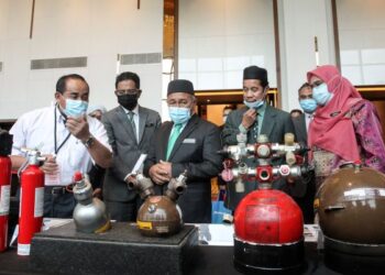 TUAN Ibrahim Tuan Man (tiga kiri) melihat alat pemadam api enjin pesawat yang menggunakan gas halon selepas Majlis Sambutan Hari Ozon Sedunia dan Pra Pelancaran Hari Alam Sekitar Negara 2020 di Le Meriden Putrajaya., di sini, hari ini.-UTUSAN/ FAISOL MUSTAFA