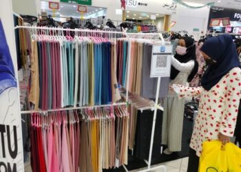 PELANGGAN mengunjungi sebuah kios menjual tudung di sebuah pasar raya di Kota Bharu, Kelantan. 
– UTUSAN/ZULHANIFA SIDEK