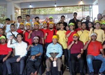 DR. MAHATHIR Mohamad (duduk tengah) bergambar bersama belia selepas program Suara Tanah Air di Kelab Komuniti Taman Tasik Cyberjaya. - UTUSAN/FAISOL MUSTAFA