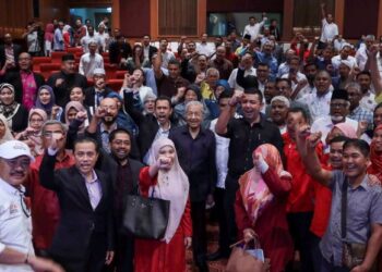 MAHATHIR Mohamad bergambar bersama ahli GTA selepas taklimat khas di Yayasan Kepimpinan Perdana Putrajaya. -UTUSAN/FAISOL MUSTAFA