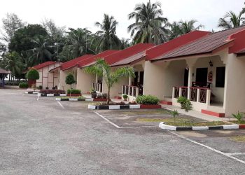 SUASANA sepi dan suram di Ismah Beach Resort yang tiada pengunjung dan ditutup sementara sepanjang PKP di  Pengkalan Balak, Masjid Tanah, Melaka. - UTUSAN/ AMRAN MULUP