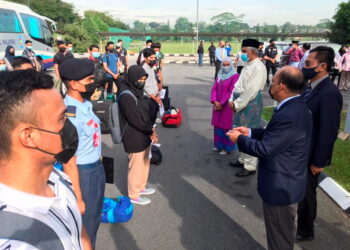 Naib Canselor Universiti Pertahanan Nasional Malaysia (UPNM), Lt Jen Datuk Hasagaya Abdullah mengiringi pelajar yang akan pulang ke kampung, di sini, hari ini.