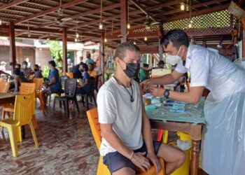 PETUGAS Pejabat Kesihatan Daerah Marang memberi dos suntikan vaksin Covid-19 kepada warga asing yang berada di Pulau Kapas. Seramai 60 orang telah menerima suntikan vaksin di Pulau Kapas termasuk 14 warga asing sebelum program itu akan diteruskan di Pulau Redang pada minggu depan dalam Siri Jelajah Vaksinasi melibatkan empat pulau terkemuka di Terengganu. - UTUSAN/PUQTRA HAIRRY