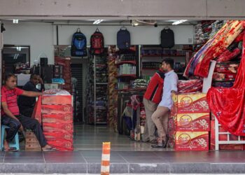 Warga asing mengusahakan pelbagai perniagaan di Jalan Tun Tan Siew di Kuala Lumpur. - UTUSAN/ FARIZ RUSADIO