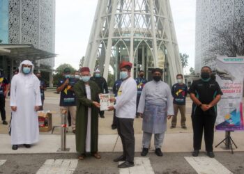 ZULKIFLI Mohamad Al-Bakri (dua kiri) melakukan gimik penyerahan barangan misi bantuan bencana banjir kepada wakil Persatuan Anak Pahang, Fadzil Che Lah (tiga kanan) pada program YADIM Peduli : Musaadah PKP 2.0 kepada petugas barisan hadapan dan misi bantuan pasca banjir di Kompleks Islam Putrajaya, hari ini. - UTUSAN/FAISOL MUSTAFA