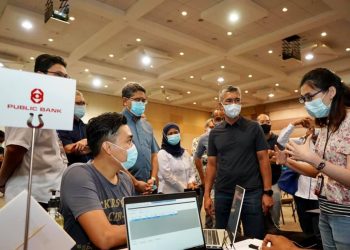 TENGKU Datuk Seri Zafrul Tengku Abdul Aziz (dua dari kanan) bertemu orang ramai dalam Kempen Bantuan Pembayaran Balik Pinjaman anjuran Bank Negara Malaysia, AKPK dan institusi kewangan di Shah Alam Convention Center (SACC), Selangor, hari ini. ⠀- FB TENGKU ZAFRUL