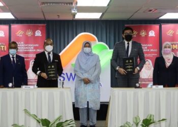 ZURAIDA Kamaruddin bergambar bersama Ketua Pegawai Eksekutif SWCorp, Ismail Mokhtar (dua kiri) dan Pengerusi PKN Pusat, Nor Hizwan Ahmad (dua kanan) selepas majlis menandatangani memorandum persefahaman antara SWCorp dan PKN di Ibu pejabat SWCorp di Cyberjaya hari ini.  -UTUSAN/FAISOL MUSTAFA