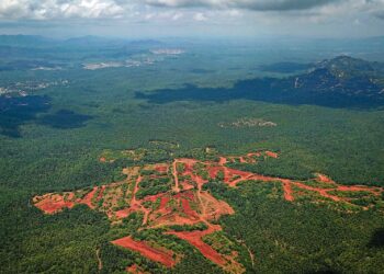 Pemandangan dari udara tapak perlombongan bauksit, di Felda Bukit Goh di Kuantan pada 4 Mac 2021. - UTUSAN/SHIDDIEQIIN ZON