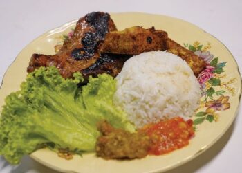 NASI ayam bakar merupakan antara menu istimewa di Chengkerama. – UTUSAN/SHIDDIEQIIN ZON