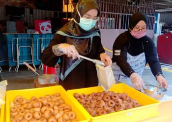 NUR Amalina Zaihari memilih  membuka perniagaan menjual kuih keria gula Melaka bagi menampung pendapatan yang terjejas selain membantu membuka peluang pekerjaan kepada mereka yang terjejas akibat Covid-19 di gerai tepi Jalan Mahsuri, Bayan Baru, Pulau Pinang.