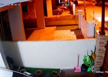 RAKAM kamera litar tertutup (CCTV) di rumah Norasmawati Allias tidak menunjukkan kehadiran sesiapa di luar rumah ketika kejadian ketukan berlaku di Taman Ilmu, Nibong Tebal, Pulau Pinang, baru-baru ini.