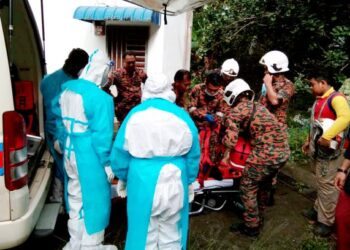 ANGGOTA Pasukan Bomba dan Penyelamat membawa turun seorang warga emas yang dilaporkan berada dalam keadaan lemah di sebuah pondok dusun durian di Kampung Sepakat, Teluk Kumbar, Pulau Pinang.
Gambar IHSAN BOMBA