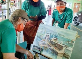 SEORANG penggiat seni veteran, Osman Saiddin, 71, (duduk) kelihatan begitu teliti ketika menghasilkan lukisan feri di atas sebuah feri di Butterworth, Pulau Pinang hari ini.