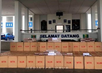 8,500 karton rokok seludup bernilai RM870,000 berjaya dirampas Batalion 5 Pasukan Gerakan Am (PGA) di sebuah rumah di Taman Tasek Indah, Kluang pada Selasa lalu.-Gambar Polis Johor