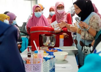 AHLI Peladangnita PPK Pekan Nanas menyertai kursus membuat kek bagi menjana ekonomi tambahan di Dewan PPK Pekan Nanas, Johor.