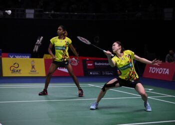 PEARLY Tan (kanan) dan M. Thinaah mengutip mata tunggal Malaysia ketika kalah 1-4 kepada Thailand di Bangkok. - AFP