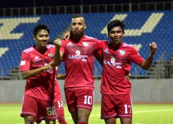 PEMAIN UiTM, Muhamad Arif Mohamed Anwar (kanan) merai jaringannya ketika menentang Kelantan dalam perlawanan Piala Malaysia di Stadium Majlis Perbandaran Manjung di Lumut hari ini. - UTUSAN/ZULFACHRI ZULKIFLI