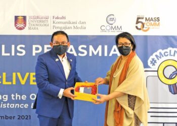 Dr. Massila Hamzah menyerahkan cenderamata kepada Dr. Irmohizam Ibrahim dalam pelancaran laman sesawang The Comm di CMT Hub, UiTM Shah Alam, Selangor.