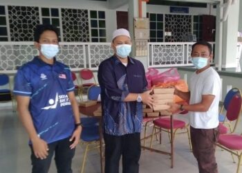 Muaz Mohd. Noor menyampaikan bantuan makanan kepada pelajar kolej UiTM cawangan Melaka  yang tidak pulang ke kampung halaman baru-baru ini.