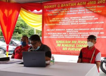 ZULJIMMYKIFLI Sahari (tengah) ketika sidang akhbar mengenai masalah penduduk Pangsapuri Seri Puteri di Ukay Perdana, Ampang. - FOTO/ARIF AIMAN ASROL