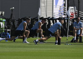 (DARI kiri) pemain tengah Uruguay, Federico Valverde,  Sergio Rochet, Luis Suarez dan Diego Godin dalam sesi latihan di Doha, semalam. - AFP