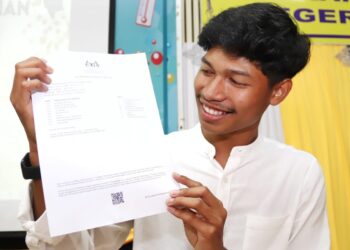 MUHAMMAD Azeem Mohd. Fahmi menunjukkan keputusan peperiksaan SPM di SMK Gunung Rapat, Ipoh, minggu lalu.  - UTUSAN/MUHAMAD NAZREEN SYAH MUSTHAFA