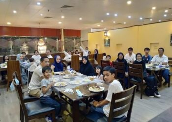 Berbuka puasa di kota Madinah bersama rakyat Malaysia dari Konsulat Malaysia di Jeddah.