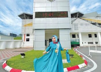 VIDA bergambar di depan Stadium Perak, Ipoh.