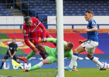 VIRGIL van Dijk (kiri) dikasari penjaga gol Everton,Jordan Pickford dalam aksi Liga Perdana Inggeris di Goodison Park, Ahad lalu. - AFP