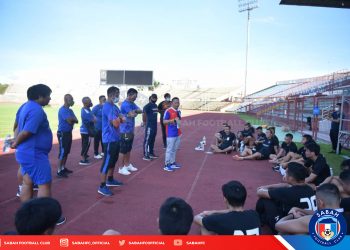 VERDON Bahanda memberi amanat kepada jurulatih dan pemain Sabah FC selepas selesai sesi latihan kecergasan di trek balapan, Stadium Likas, Kota Kinabalu hari ini. - IHSAN SABAH FOOTBALL CLUB