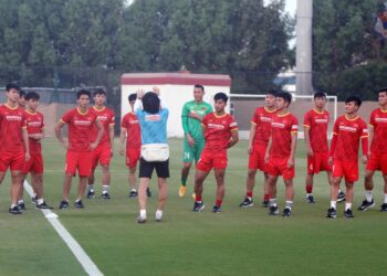 PEMAIN Vietnam melakukan persiapan di Dubai semalam menjelang pertemuan menentang Malaysia.