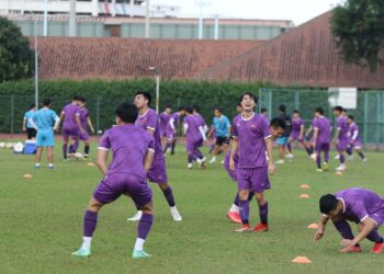 PEMAIN Vietnam menjalani latihan menjelang pertemuan menentang Malaysia di Singapura esok.