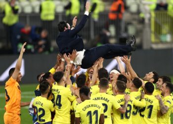 PEMAIN Villarreal menjulang Unai Emery selepas muncul juara Liga Europa di Gdansk, Poland pagi tadi. - AFP