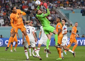 Virgil van Dijk (kiri) mengakui Argentina mempunyai ramai pemain bertaraf dunia dan bukan hanya Lionel Messi yang mampu mengecewakan Belanda dalam kempen Piala Dunia di Qatar. – AFP