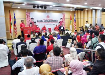 MOHAMAD Hasan menyampaikan ucapan perasmian Majlis Wacana Aaspirasi UMNO (WAU) sempena Ulang Tahun UMNO ke-76 yang berlansung di Menara Dato’ Onn, Pusat Dagangan Dunia Kuala Lumpur (WTCKL) di sini, hari ini. -UTUSAN/ MUHAMAD IQBAL ROSLI