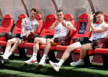 PEMAIN Wales, Ben Davies (kanan), Gareth Bale (tengah) dan Joe Rondon berehat seketika selepas menjalani latihan di  Stadium Tofiq Behramov, Baku semalam dalam persiapan menghadapi Itali esok. - AFP