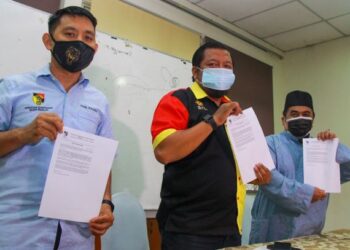 WAN Ahmad Husni Abdullah (tengah) dalam sidang akhbar di Seremban bagi mengumumkan keputusan Pestans keluar daripada PSM. Yang hadir sama, Naib Presiden Pestans, Rohaizad Ismail (kanan) dan Setiausaha Kehormat Pestans, Mohd. Syaharin Ismail. - FOTO/MUHAMMAD IZZAT TERMIZIE