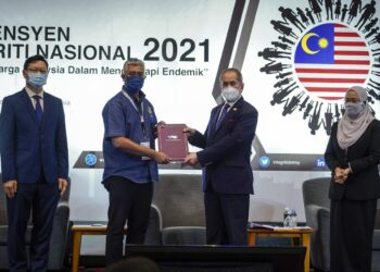 WAKIL peserta, Meor Ibrahim Othman (dua dari kiri) menyerahkan Resolusi Integriti kepada Wan Junaidi Tuanku Jaafar (dua dari kanan) pada majlis penutup Konvensyen Integriti Nasional 2021 (KIN2021) di Institut Integriti Malaysia (IIM), Kuala Lumpur. Hadir sanma Ahli Lembaga Pengarah IIM, Datuk Yeow Wah Chin (kiri). - UTUSAN/FARIZ RUSADIO 