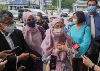 WAN Azizah Wan Ismail menjawab pertanyaan media selepas selesai memberi keterangan di Ibu Pejabat Polis Bukit Aman hari ini.