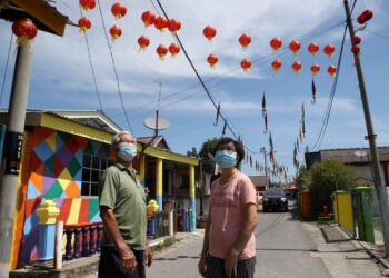 TAN Cheng Hock (kiri) dan Low Lan Yin akan menyambut sambutan Tahun Baharu Cina dalam keadaan serba sederhana selepas tiga anaknya tidak dapat pulang ke kampung halaman berikutan PKP di Kampung Seberang Ramai, Kuala Perlis, semalam. - FOTO/SHAHIR NOORDIN