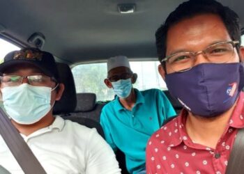 SHEIKH Umar (kanan) mendakwa ditahan polis dalam Sekatan Jalan Raya (SJR) di Jalan Paloh-Kluang semalam kerana menaiki kereta seramai tiga penumpang.
Gambar  Facebook Sheikh Umar Bagharib Ali