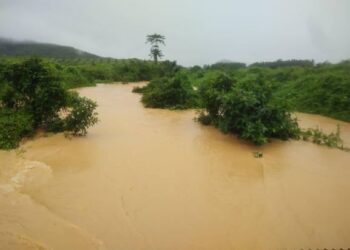 Paras air sungai Lebir di Kampung Aring 5, Gua Musang, Kelantan semakin meningkat pagi ini