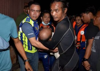 SUSPEK curi komponen kenderaan berjaya ditahan setelah melarikan diri dari polis dengan terjun ke dalam lombong di Jelapang, Ipoh semalam. - GAMBAR ZULFACHRI ZULKIFLI