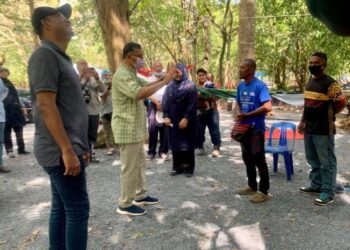 AZLAN Man (tengah) meluangkan masa melawat kawasan rekreasi Bukit Jernih, Perlis hari ini.- UTUSAN/ NAZLINA NADZARI