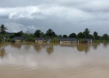 HUJAN lebat sejak malam semalam menyebabkan beberapa kediaman di Ladang Sungai Mas dan Kampung Padang Kubu di Kijal, Kemaman ditenggelami air