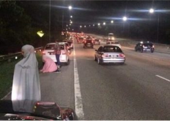 GAMBAR yang tular dalam laman sosial memaparkan pengguna menunaikan solat subuh di lorong kecemasan di Kilometer 32, Lebuh Raya Kuala Lumpur–Karak, minggu lalu.