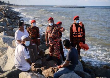 Md Hilman Abd Rashid (tengah) bersama Pegawai Bomba PBB SWART menasihati penduduk berkaitan langkah langkah keselamatan menjelang musim tengkujuh di Pantai Tanjung Gelam, Batu Rakit-UTUSAN/PUQTRA HAIRRY ROSLI