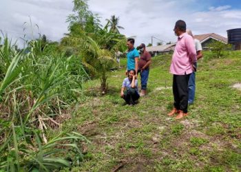 IBU bapa kepada seorang kanak-kanak yang dikhuatiri lemas (kiri) di lokasi kejadian di Sungai Chepor di Ipoh hari ini. - GAMBAR ASLIZA MUSA