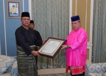 Sultan Ibrahim Sultan Iskandar berkenan menyerahkan watikah pemasyhuran pengisytiharan Majlis Bandaraya Pasir Gudang  kepada Menteri Besar, Datuk Hasni Mohammad.
Gambar: Facebook Sultan Johor, Sultan Ibrahim Sultan Iskandar